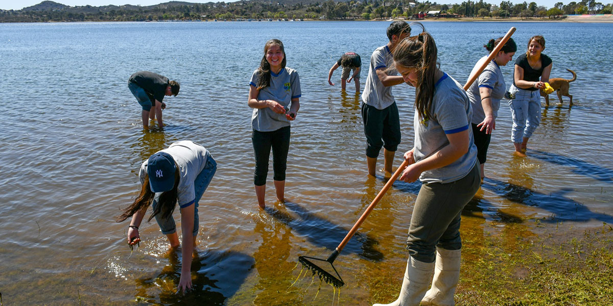 Guardianes de la cuenca: estudiantes secundarios realizaron una jornada de limpieza en el dique Embalse de Río Tercero